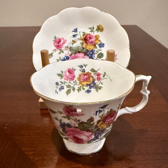 Royal Albert English Tea Cup and Saucer Set - Big Pink Roses and Blue Flowers - Picture 4 of 5